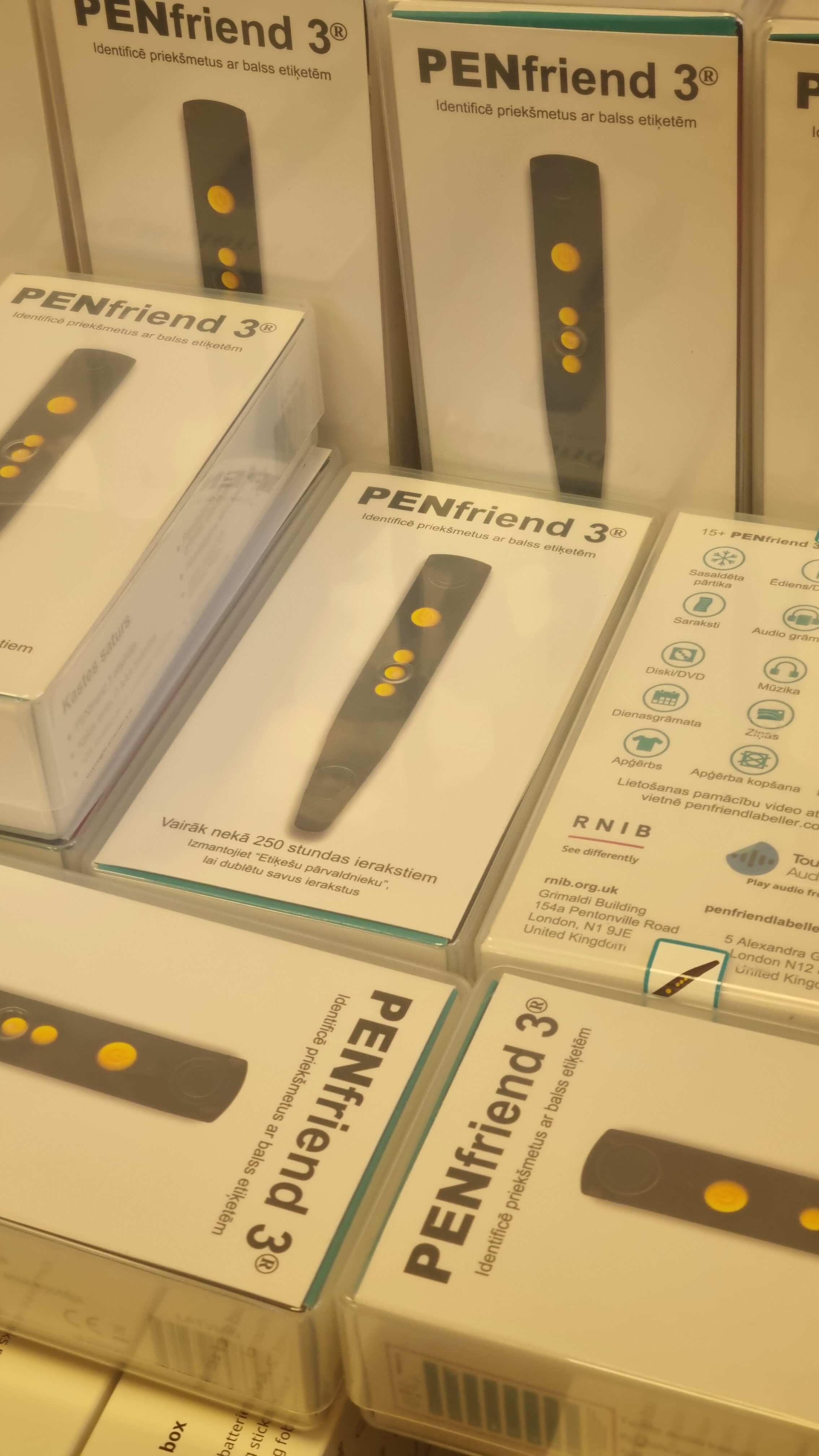 attēlā redzams tehniskais palīglīdzeklis pildspalva ar runas funkciju teksta nolasīšanai no speciālām uzlīmēm